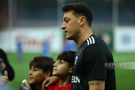 Mesut Özil Bakıda uşaqlarla futbol oynayıb - FOTOREPORTAJ