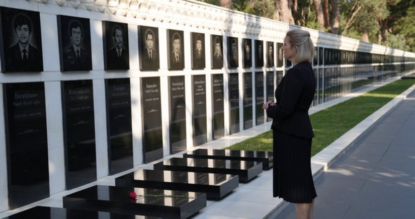 US's new Chargé d'Affaires in Azerbaijan visits Alley of Martyrs