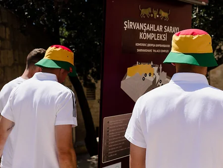 Uels millisi Bakıda gəzintiyə çıxıb