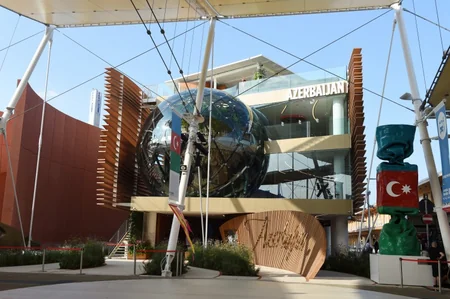 İlham Əliyev “Milan Expo 2015” sərgisində dövlət bayraqlarının qaldırılması mərasimində iştirak edib