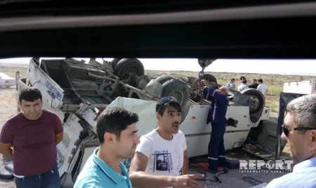 Bakıda sürücünün yatması nəticəsində avtobus qəzaya düşüb: 1 nəfər ölüb, 10-dan çox şəxs yaralanıb - FOTO - VİDEO - YENİLƏNİB-2