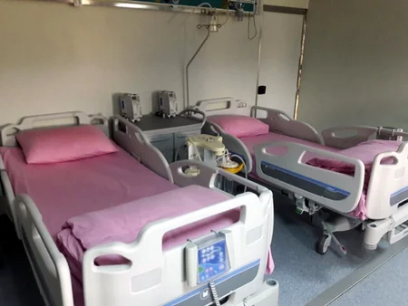 ​Müdafiə naziri cəbhə bölgəsində mobil səhra hospitallardan birində olub