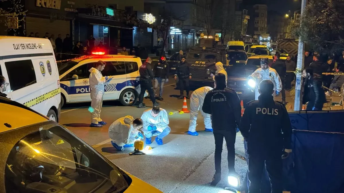 İstanbulda silahlı hücum olub, ölən var