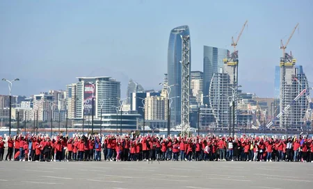 Gənclər Bayraq Meydanında 10 milyonuncu sakinin şərəfinə fləş-mob edib