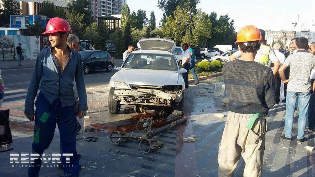 Xətai rayonunda qəza olub, avtomobil yoldan çıxaraq parkın ərazisinə girib - FOTO