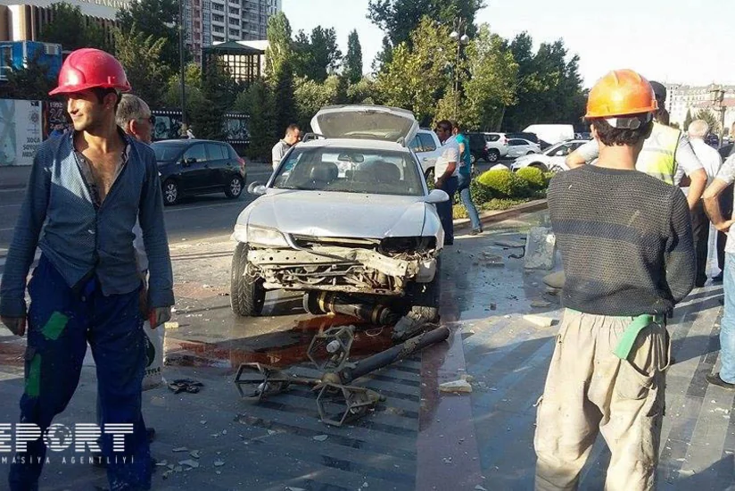 Xətai rayonunda qəza olub, avtomobil yoldan çıxaraq parkın ərazisinə girib - FOTO