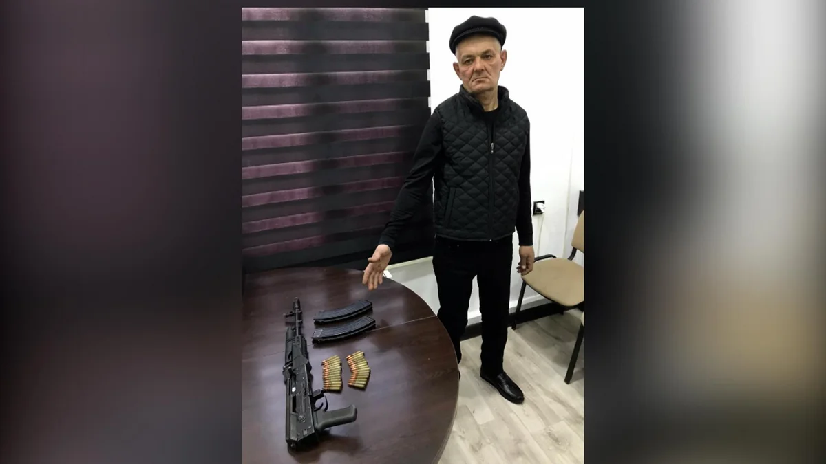 Bakıda “Kalaşnikov”la gəzən keçmiş məhkumun məhkəməsi başlayır