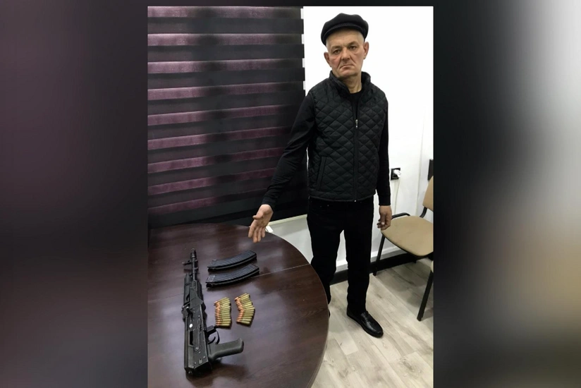 Bakıda “Kalaşnikov”la gəzən keçmiş məhkumun məhkəməsi başlayır