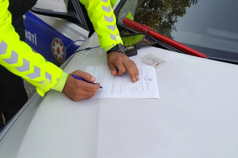 Astarada polis maska taxmayanlara qarşı reyd keçirib