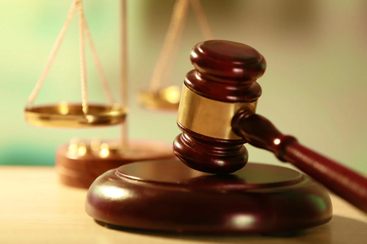 Bakıda rüşvət almaqda təqsirləndirilən icra məmuruna şərti cəza verilib