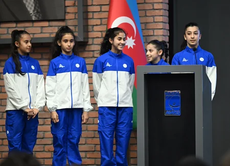 Fərid Qayıbov beynəlxalq yarışlarda uğur qazanan idmançılarla görüşüb