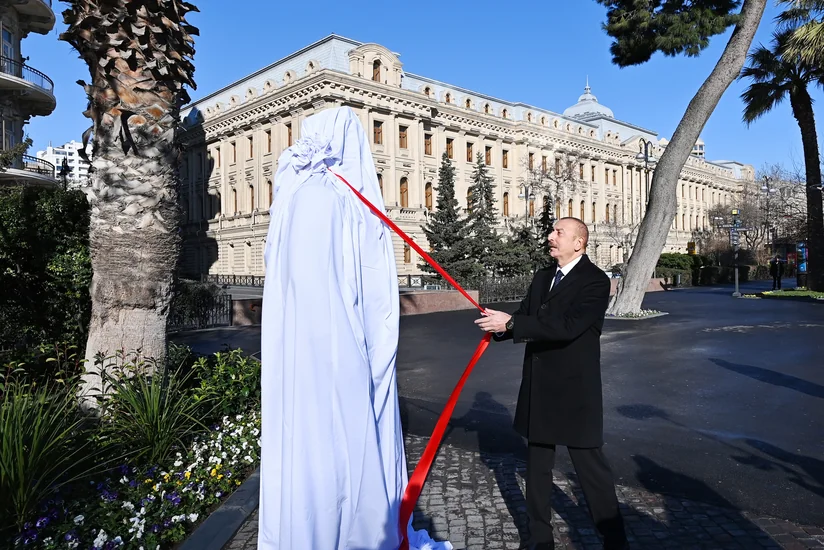 President unveils monument to prominent philanthropist