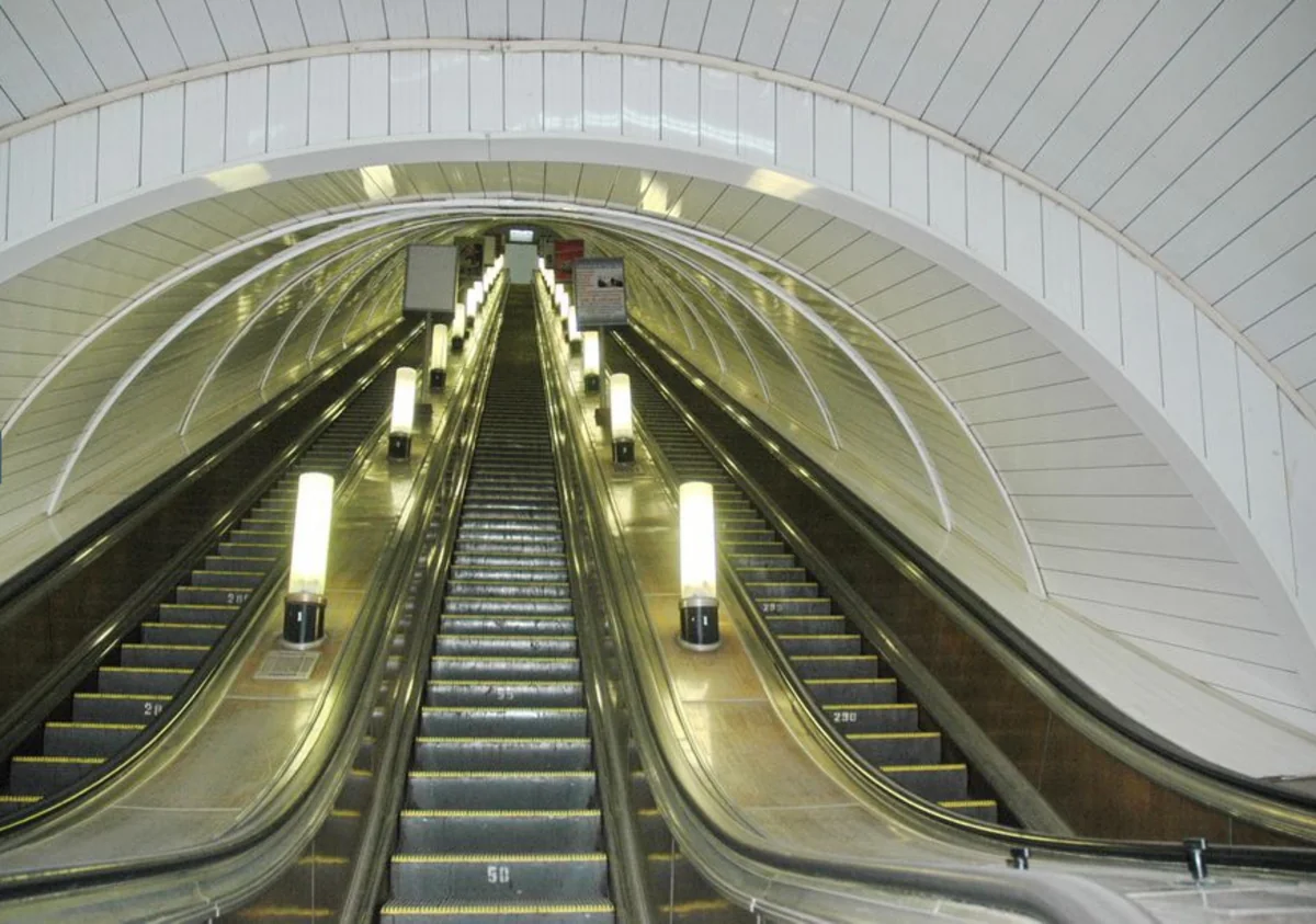 Nizami metro stansiyasındakı eskalator istifadəyə verilir