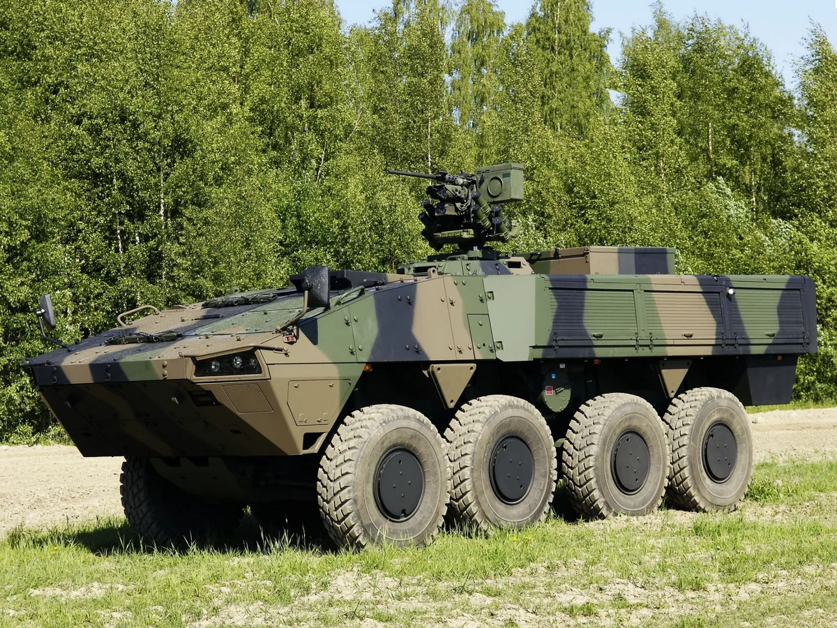 Словакия получила первый из 76 финских бронетранспортеров Patria 8x8