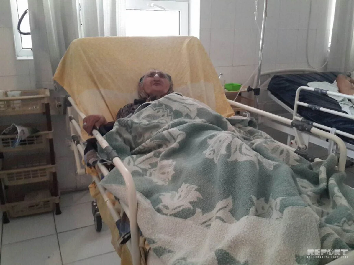 В Сумгайыте 75-и летняя женщина получила тяжелые травмы, упав с лестницы - ФОТО
