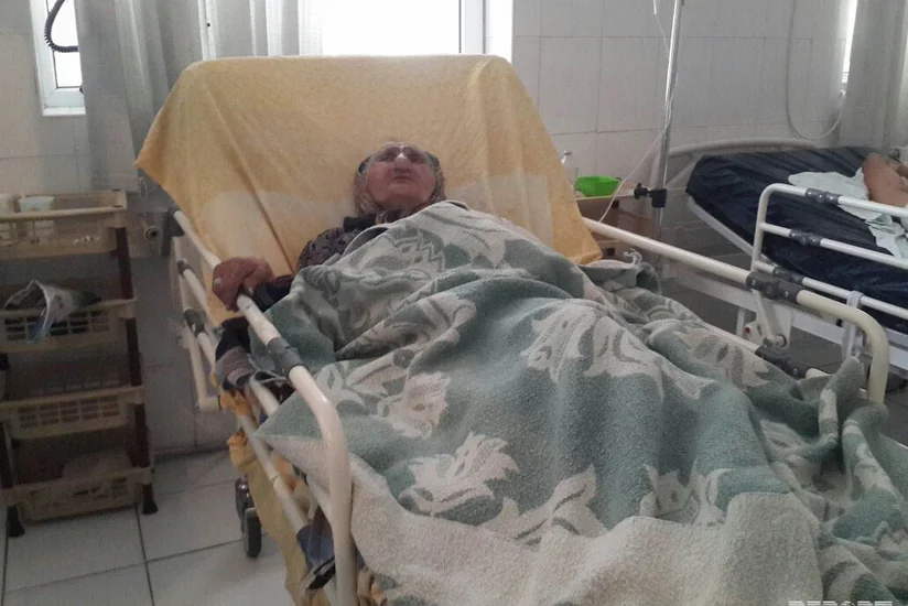 В Сумгайыте 75-и летняя женщина получила тяжелые травмы, упав с лестницы - ФОТО