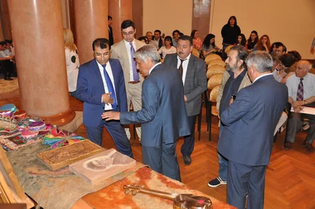 “Unudulmaqda olan xalq yaradıcılıq nümunələrinin bərpası mövzusunda konfrans keçirilib