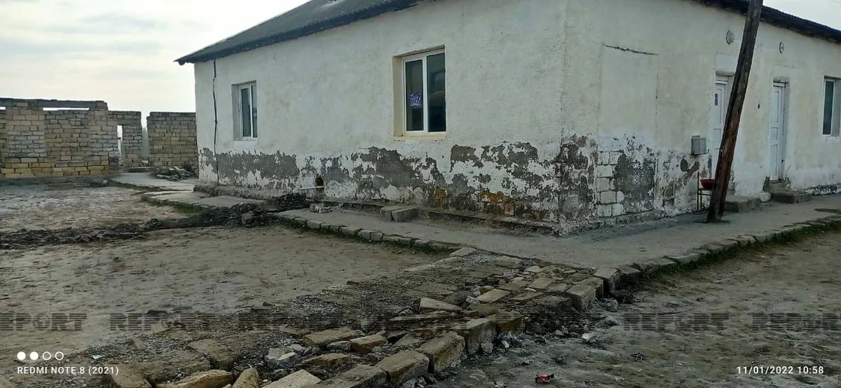 Ucarda məktəbin tavanı dərs zamanı uçub