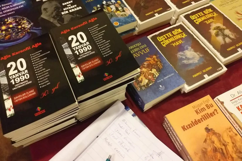 İstanbulda 20 Yanvar faciəsindən bəhs edən “Ağla qərənfil ağla” kitabının təqdimatı keçirilib - FOTO