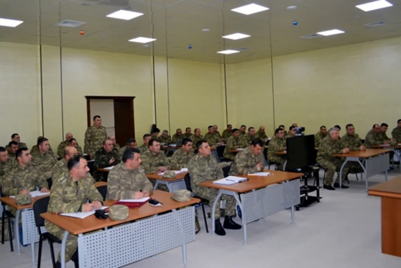 ​Azərbaycanın müdafiə naziri cəbhə bölgəsində yerləşən hərbi hissədə toplantı keçirib