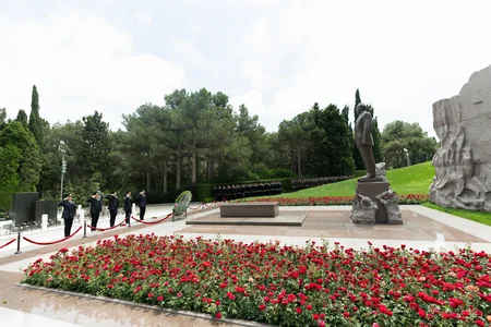 DİN-in kursantları Fəxri xiyabanda Ulu Öndər Heydər Əliyevin məzarını ziyarət ediblər