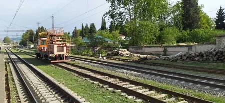 Tovuzda külək iri gövdəli ağacı dəmir yoluna aşırıb