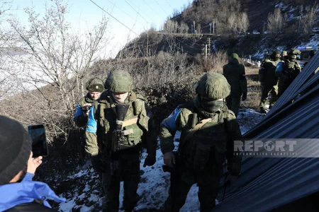 На дороге Шуша - Ханкенди продолжается акция протеста, звучит гимн Азербайджана