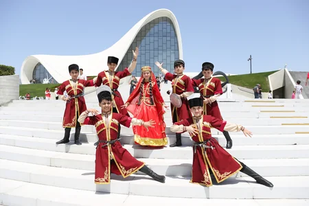Heydər Əliyev Mərkəzinin parkında Uşaq festivalı keçirilib