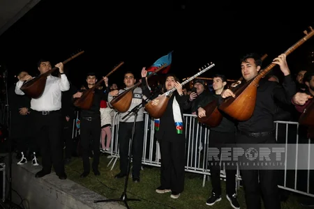 Bakıda Heydər Əliyev Mərkəzinin qarşısında xalq seçkinin ilkin nəticələrini izdihamla qeyd edir