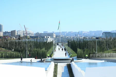 Azərbaycan xalqı Zəfər parkını ziyarət edir - FOTOREPORTAJ