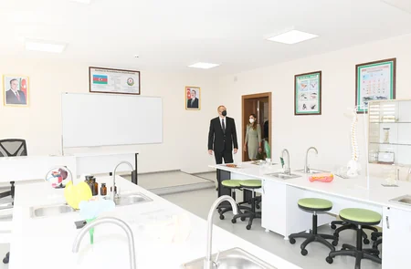 Prezident və birinci xanım məktəb binasının açılışında iştirak ediblər