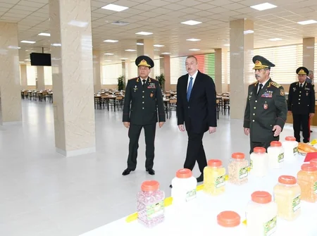 Prezident İlham Əliyev Cəmşid Naxçıvanski adına Hərbi Liseydə yenidənqurma işlərindən sonra yaradılan şəraitlə tanış olub - YENİLƏNİB - FOTO