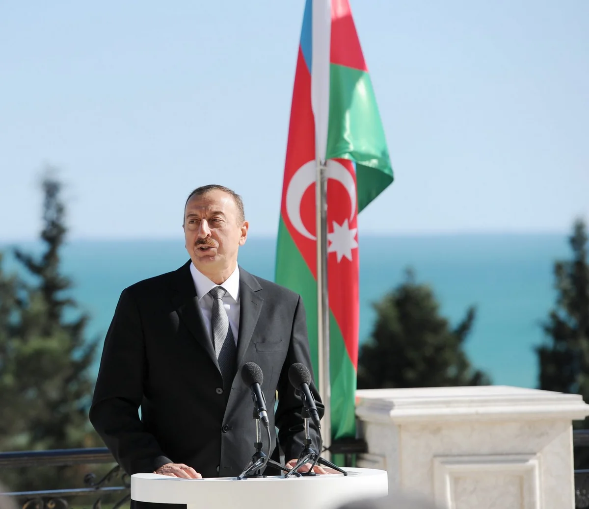 Prezident İlham Əliyev aprel döyüşlərində ziyan dəymiş evlərdə aparılan tikinti, bərpa və təmir işləri ilə tanış olub