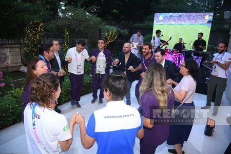 Parisdəki “Azərbaycan Olimpiya Evi”ndə idmançılarla görüş keçirilib