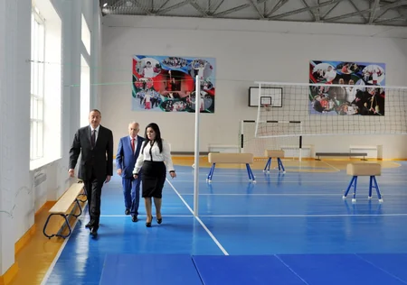 ​Prezident İlham Əliyev 148 nömrəli tam orta məktəbdə yenidənqurma işlərindən sonra yaradılan şəraitlə tanış olub