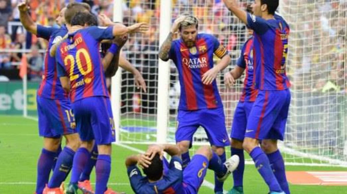 Valensiya azarkeşi oyun zamanı Barselonanın 2 futbolçusuna su qabı atıb - VİDEO