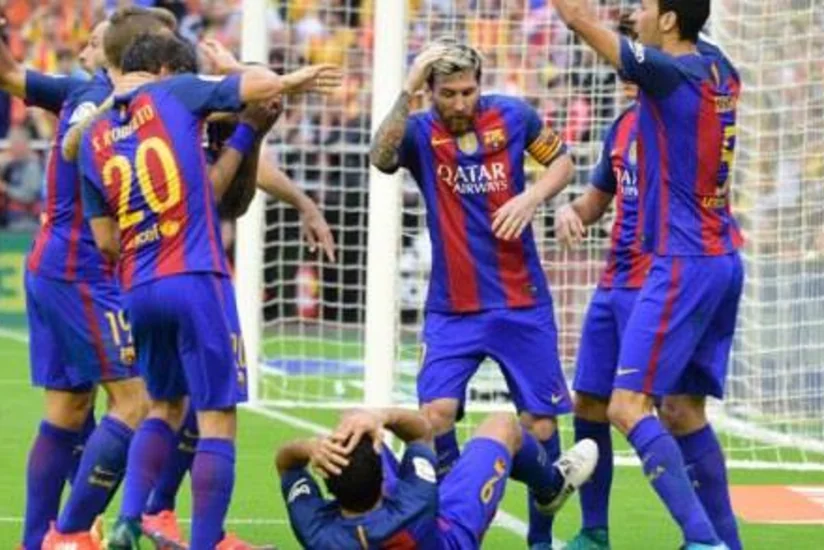 Valensiya azarkeşi oyun zamanı Barselonanın 2 futbolçusuna su qabı atıb - VİDEO