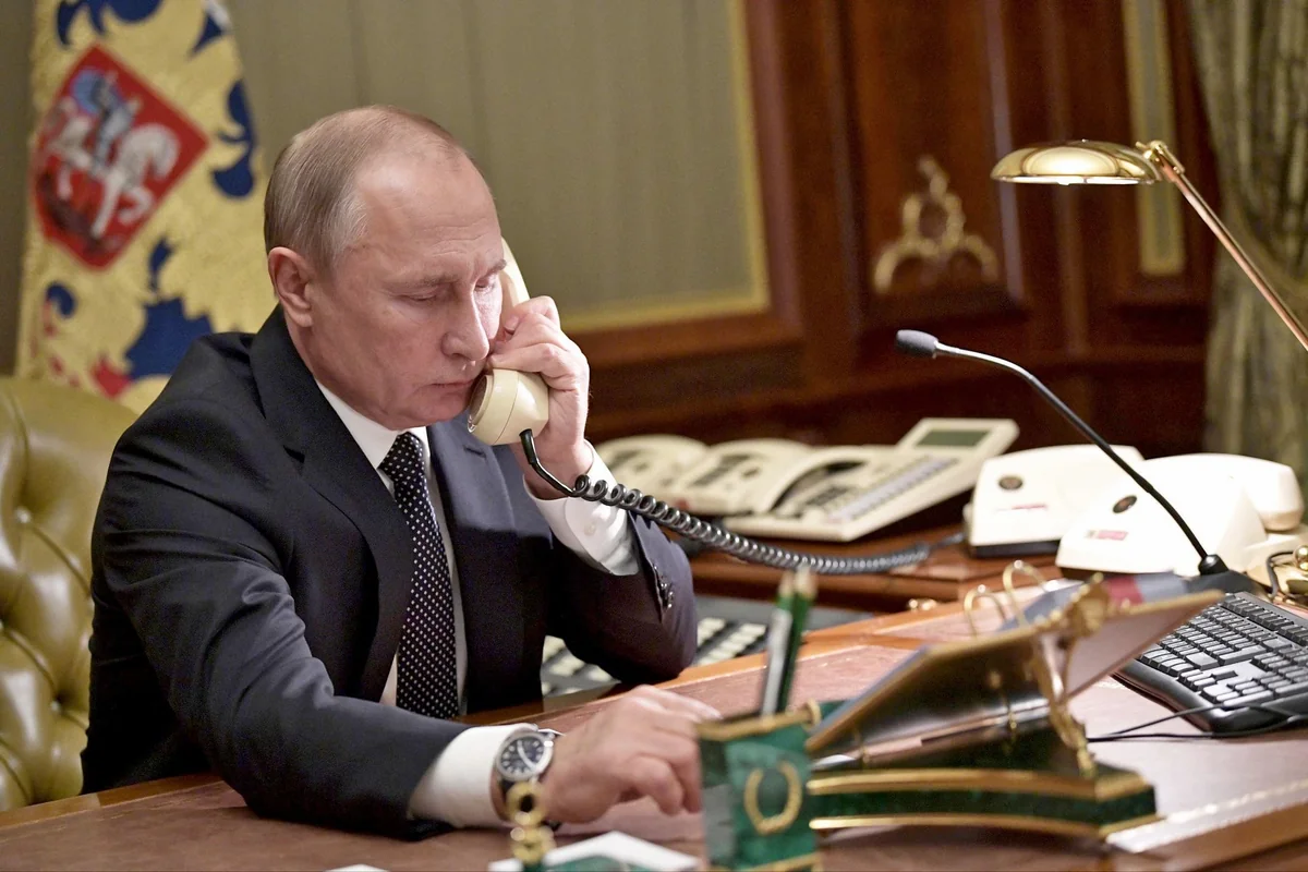 Путин и Макрон провели телефонный разговор