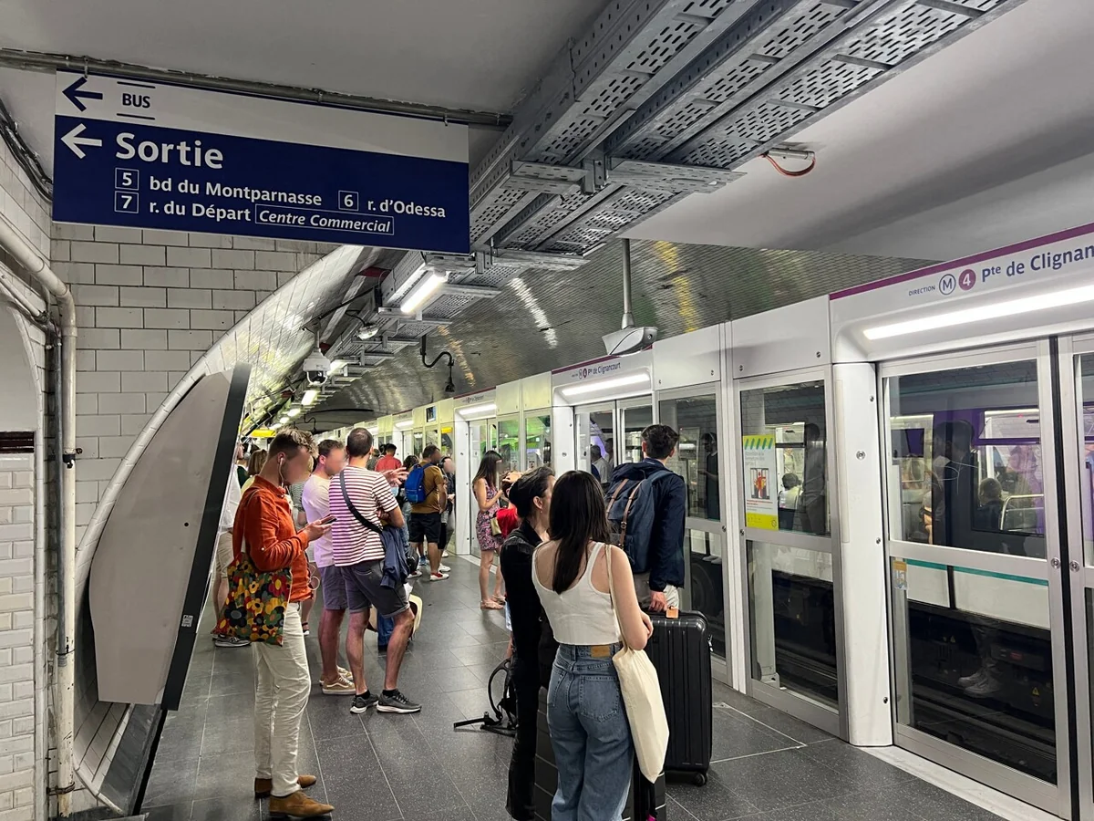 Paris metrosunda Olimpiya Oyunlarına qarşı stikerlər yapışdıran fəallar saxlanılıb
