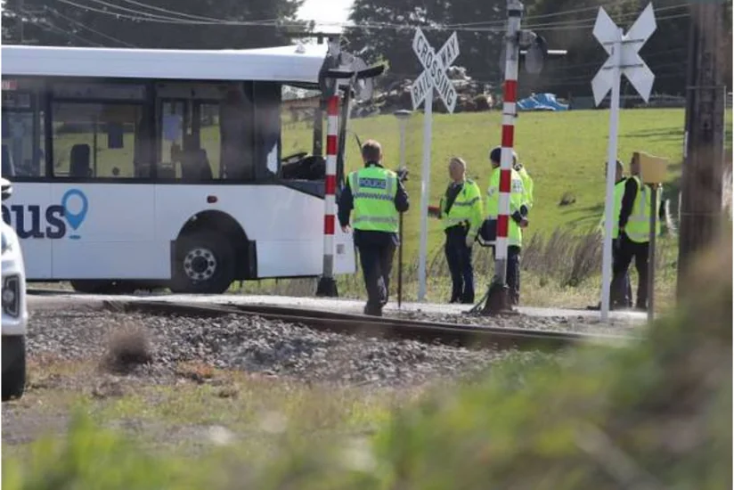 В Новой Зеландии столкнулись школьный автобус и поезд: 40 пострадавших