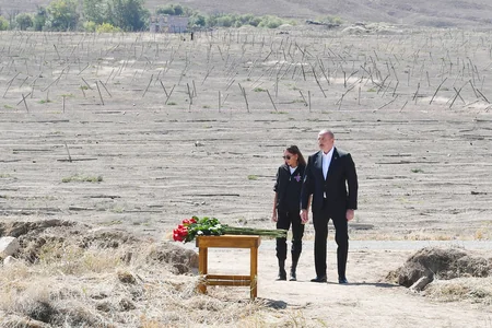 Ilham Aliyev and Mehriban Aliyeva visit memorial plaque dedicated to Remembrance Day in Qarakhanbayli