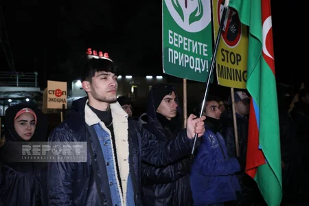 Ekofəallar etirazlarını axşam saatlarında da ruh yüksəkliyi ilə davam etdirir