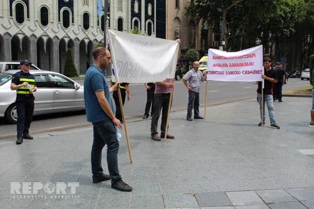 Gürcüstan parlamenti qarşısında cinsi azlıq əleyhdarları mitinq keçirirlər - FOTO