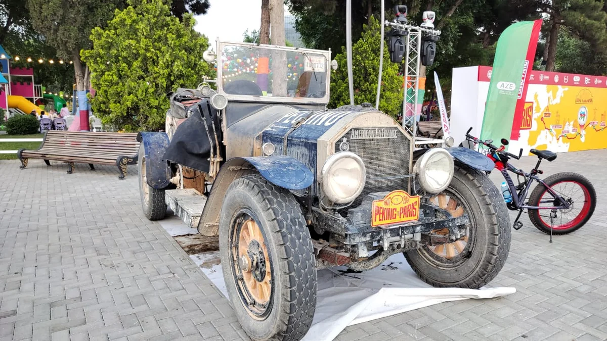 110-year-old retro car burns down in Azerbaijan
