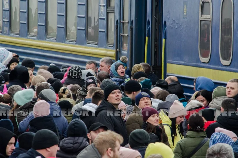 Refugees from Ukrainian cities flock to Romanian border to move to Europe