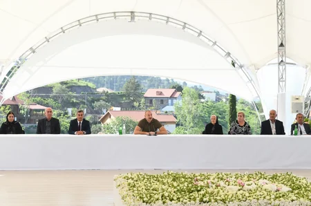 Dövlət başçısı Laçın şəhərinə qayıdan əhali ilə görüşüb, evlərin açarlarını onlara təqdim edib