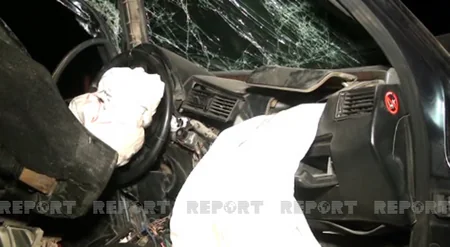 В Исмаиллы автомобиль врезался в дерево, водитель скончался