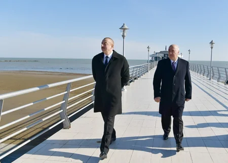 Prezident Sumqayıtın dənizkənarı bulvarında şəhərin sakinləri ilə görüşüb