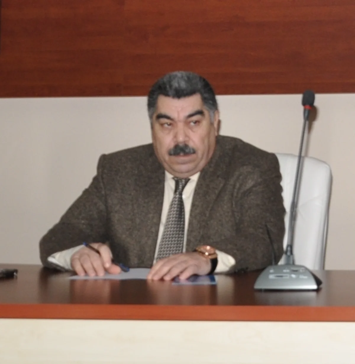 Milli Məclisin deputatı: Atamın büstü sovet dövründə qoyulub, qızıl suyuna da salınmayıb