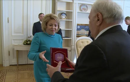 Oqtay Əsədov Valentina Matviyenkonu xüsusi medalla təltif edib